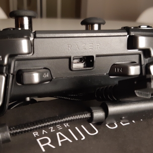 Razer Raiju Ultimate - Latausjohto ja sen liitäntä