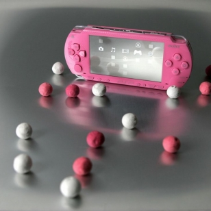 Pinkki PSP aistikkaissa por.. promokuvissa