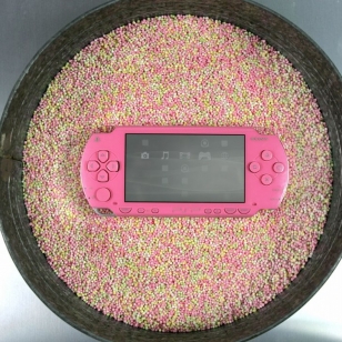 Pinkki PSP aistikkaissa por.. promokuvissa