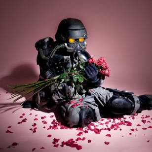 Helghast-soturi romanttisissa kuvissa