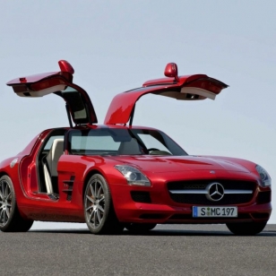 Voita Mercedes-Benz SLS AMG pelaamalla GT5:tä