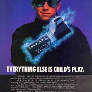 Nintendon Power Glove ja teinit: "Tämä on menneisyyden tulevaisuutta!"