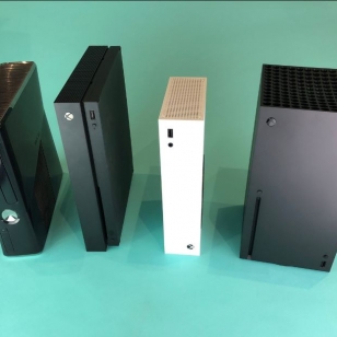 Xbox Series S and Series X Comparison Photos / IGN